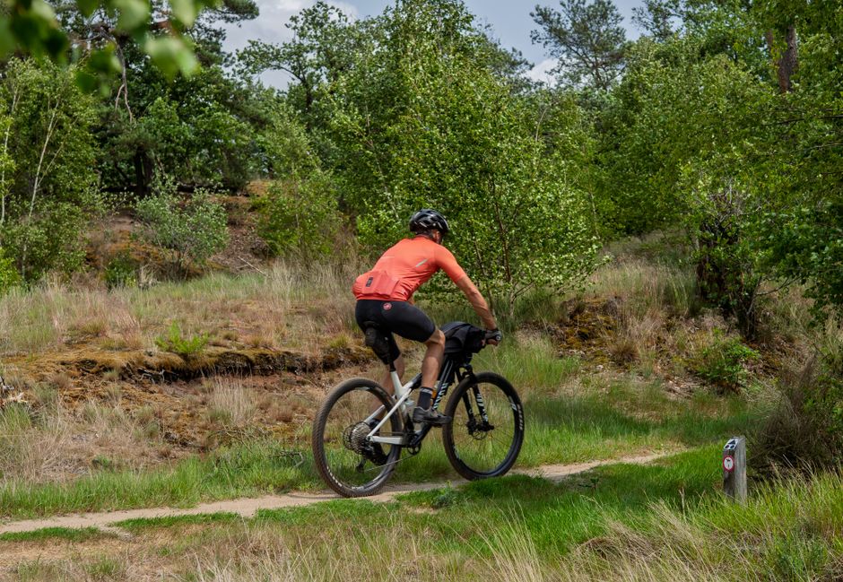 Cyklista na horské trase se sportovní výbavou Krivoy Pikas